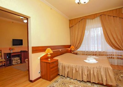 Двухкомнатный люкс в санатории Лесной в городе Железноводске - фотография