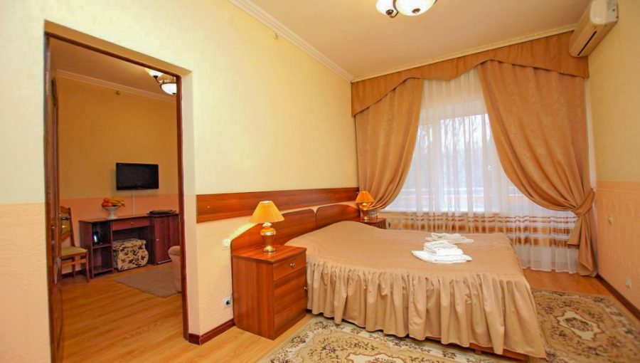 Двухкомнатный люкс в санатории Лесной в городе Железноводске - фотография