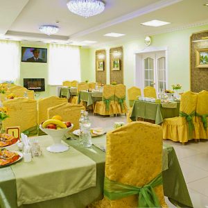 Питание в Малом обеденном зале в санатории Лесной в городе Железноводске - фотография
