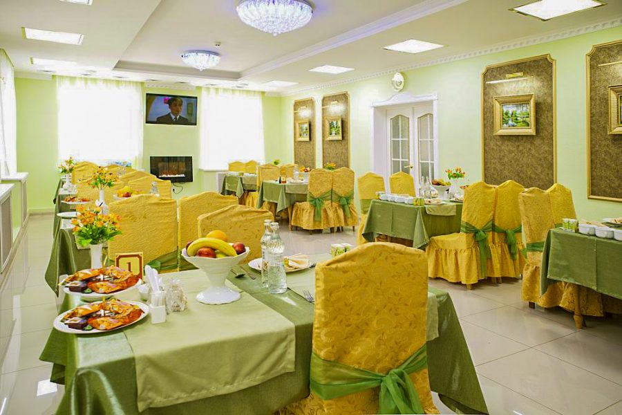 Питание в Малом обеденном зале в санатории Лесной в городе Железноводске - фотография