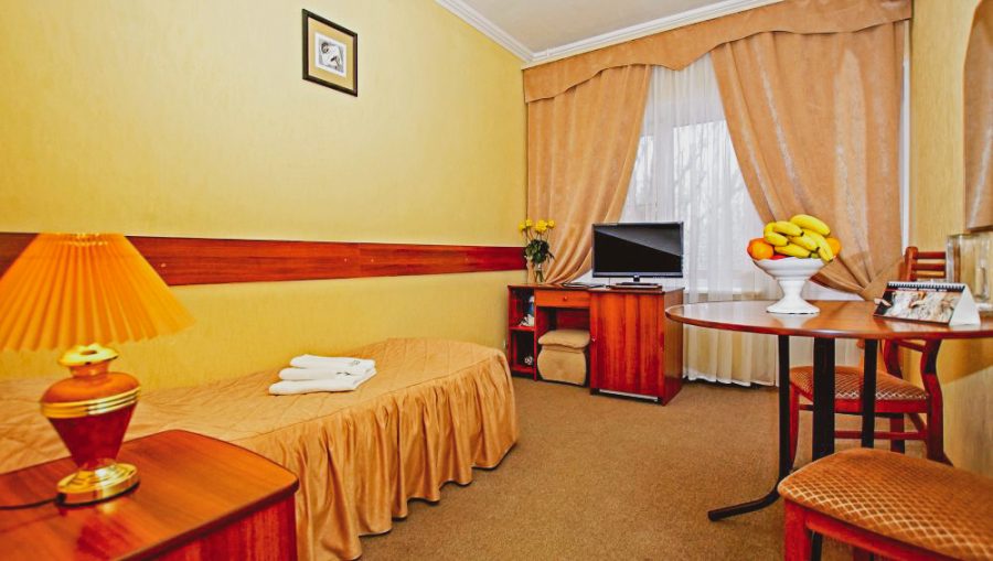 Одноместный номер с балконом в санатории Лесной в городе Железноводске - фотография