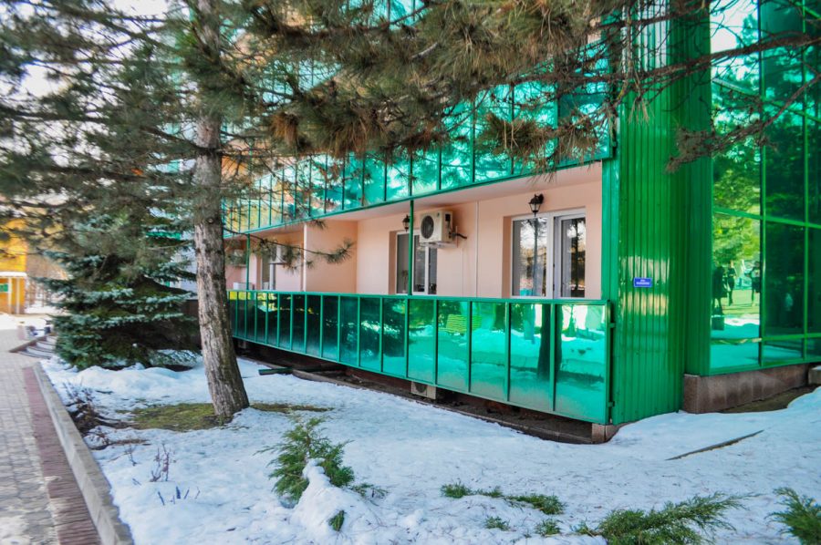 Территория в санатории Лесной в городе Железноводске - фотография