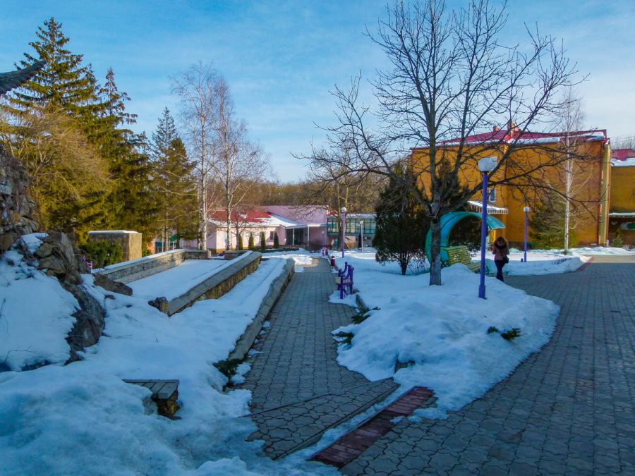 Территория в санатории Лесной в городе Железноводске - фотография