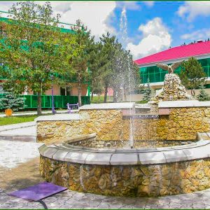 Фонтан на территории в санатории Лесной в городе Железноводске - фотография