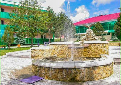 Фонтан на территории в санатории Лесной в городе Железноводске - фотография