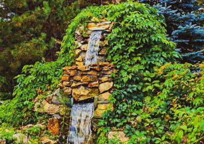 Водопад на территории в санатории Лесной в городе Железноводске - фотография