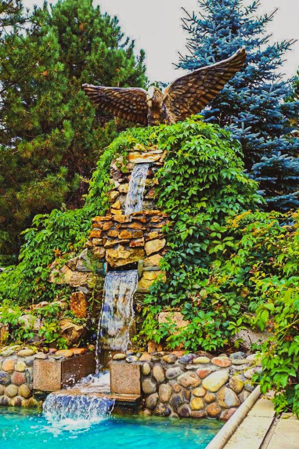 Водопад на территории в санатории Лесной в городе Железноводске - фотография