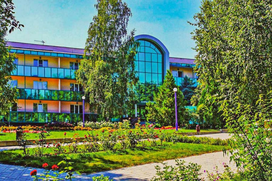 Территория в санатории Лесной в городе Железноводске - фотография