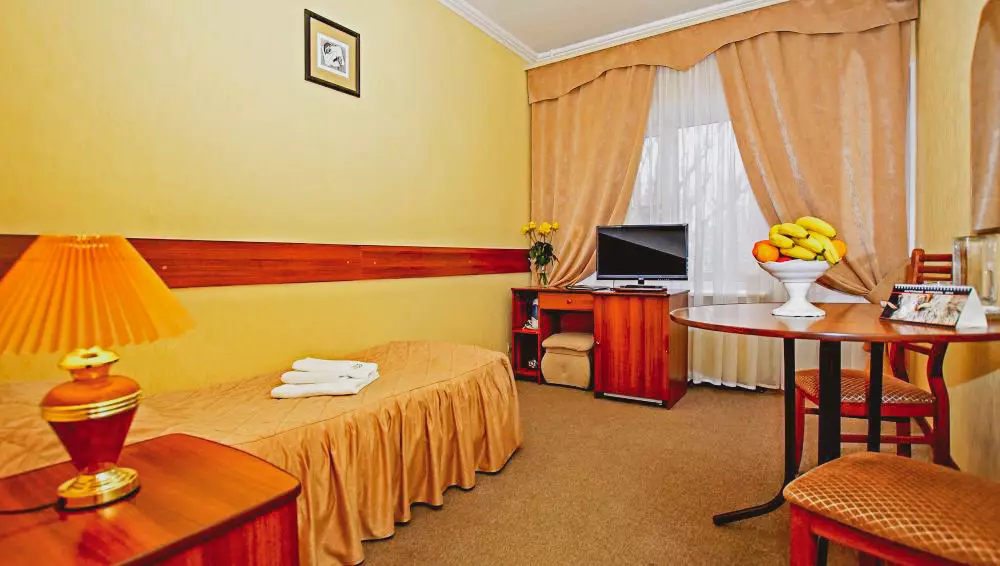 Одноместный номер с балконом в санатории Лесной в городе Железноводске - фотография